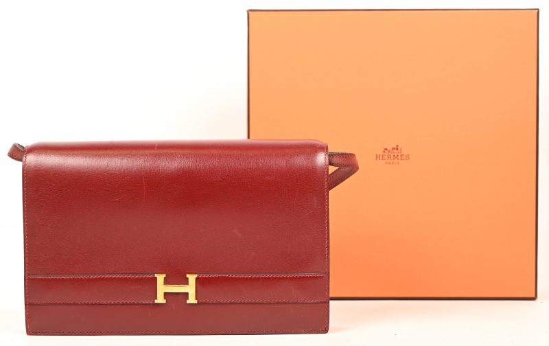 Een Hermés handtas, model Annie, wijnrood leder, in zijn originele doos.