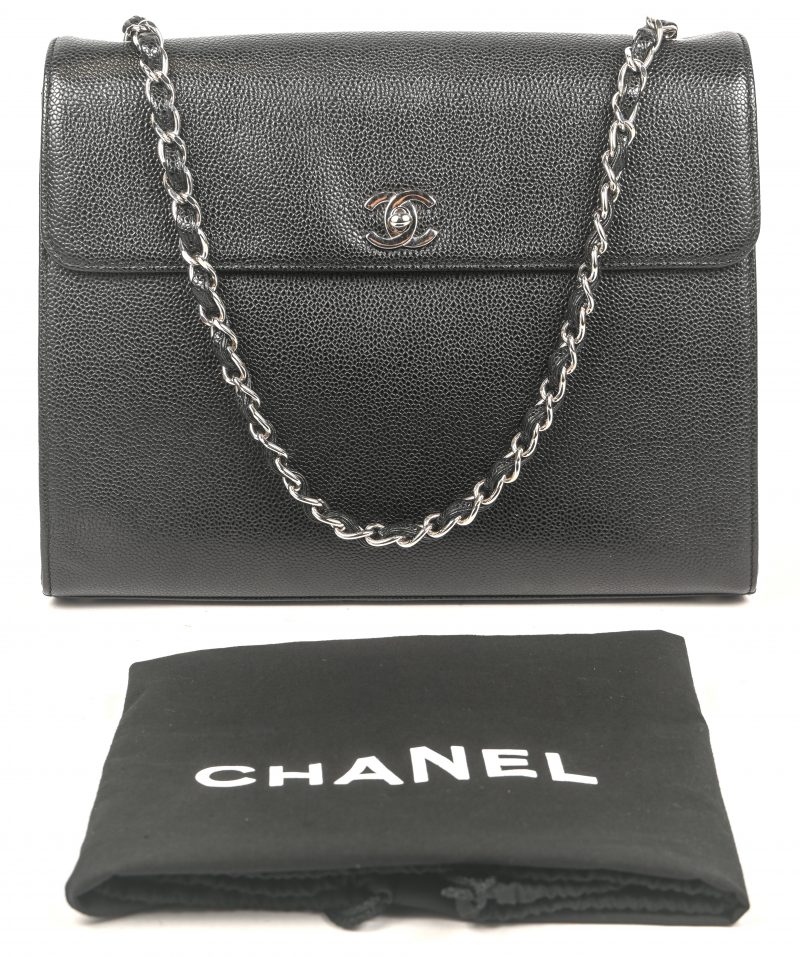 Een Chanel handtas, caviar leather cc single flap bag, zwart leder, in zijn originele stoffen hoes en doos.