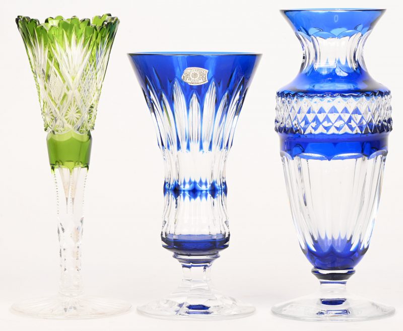 Een lot van vaasjes van VSL kristal, blauw in de massa gekleurd. Toegevoegd een fluitvaasje, groen in de massa gekleurd, met schilferschade.