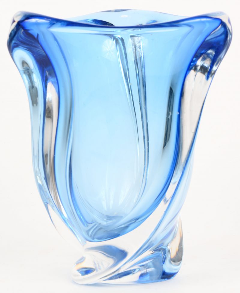 Een organisch gevormde vaas van VSL kristal. Blauw in de massa gekleurd. Niet getekend.