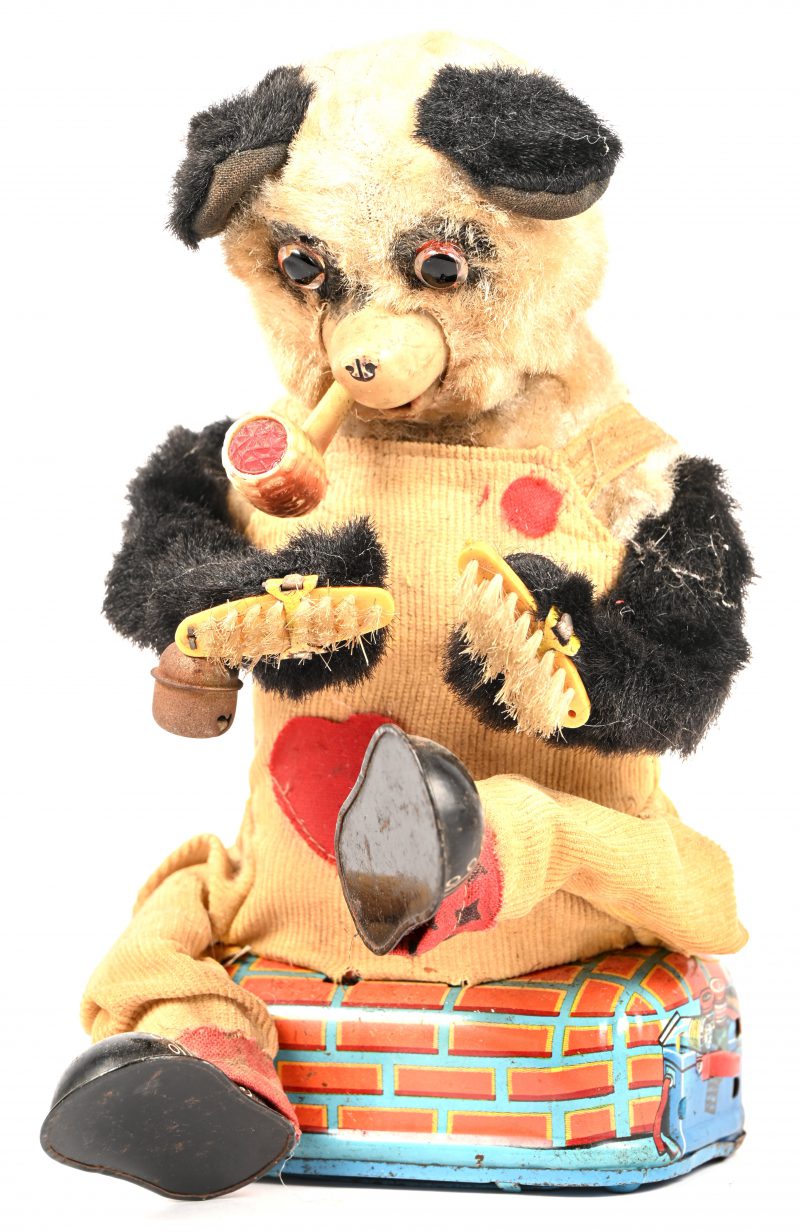 “Pijprokende schoenpoetser”, een vintage speelgoed panda op batterijen, blik, stof en pluche, gemerkt: ALPS, Made In Japan, werking onbekend. Circa 1950.