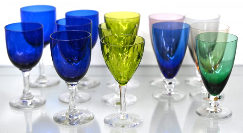 Vijftien verschillende gekleurde glaasjes.