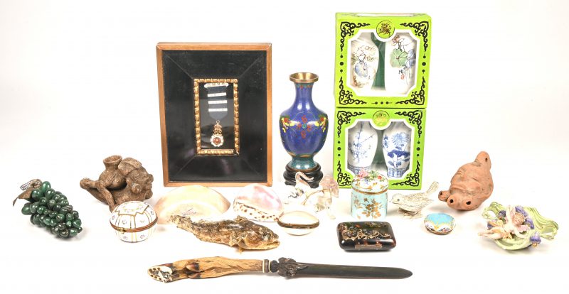 Een gevarieerd lot bestaande uit onderandere; Twee oude aardewerken beeldjes, een mes met een reeënpootje, drie porseleinen juwelenpotjes, een oude medaille en een schelp.