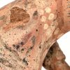 Drie etnische beeldjes. Een hurkend meisje van terracotta (een arm ontbreekt), een staande figuur van natuursteen en een figuurtje met metalen kroeshaar.
