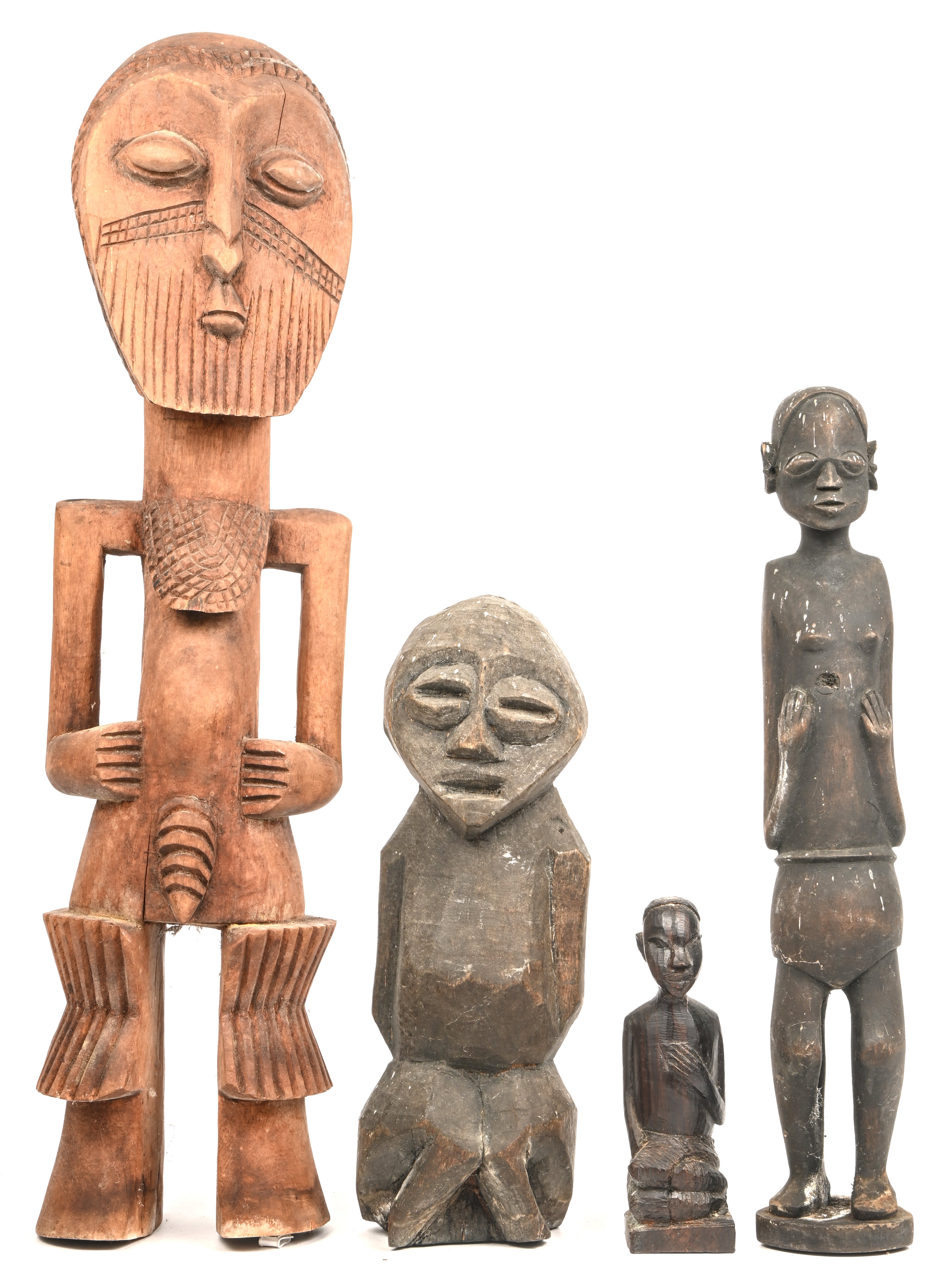 Vier Afrikaanse beeldjes. Diverse houtsoorten, afmetingen en voorstellingen Vier Afrikaanse beeldjes. Diverse houtsoorten, afmetingen en voorstellingen.