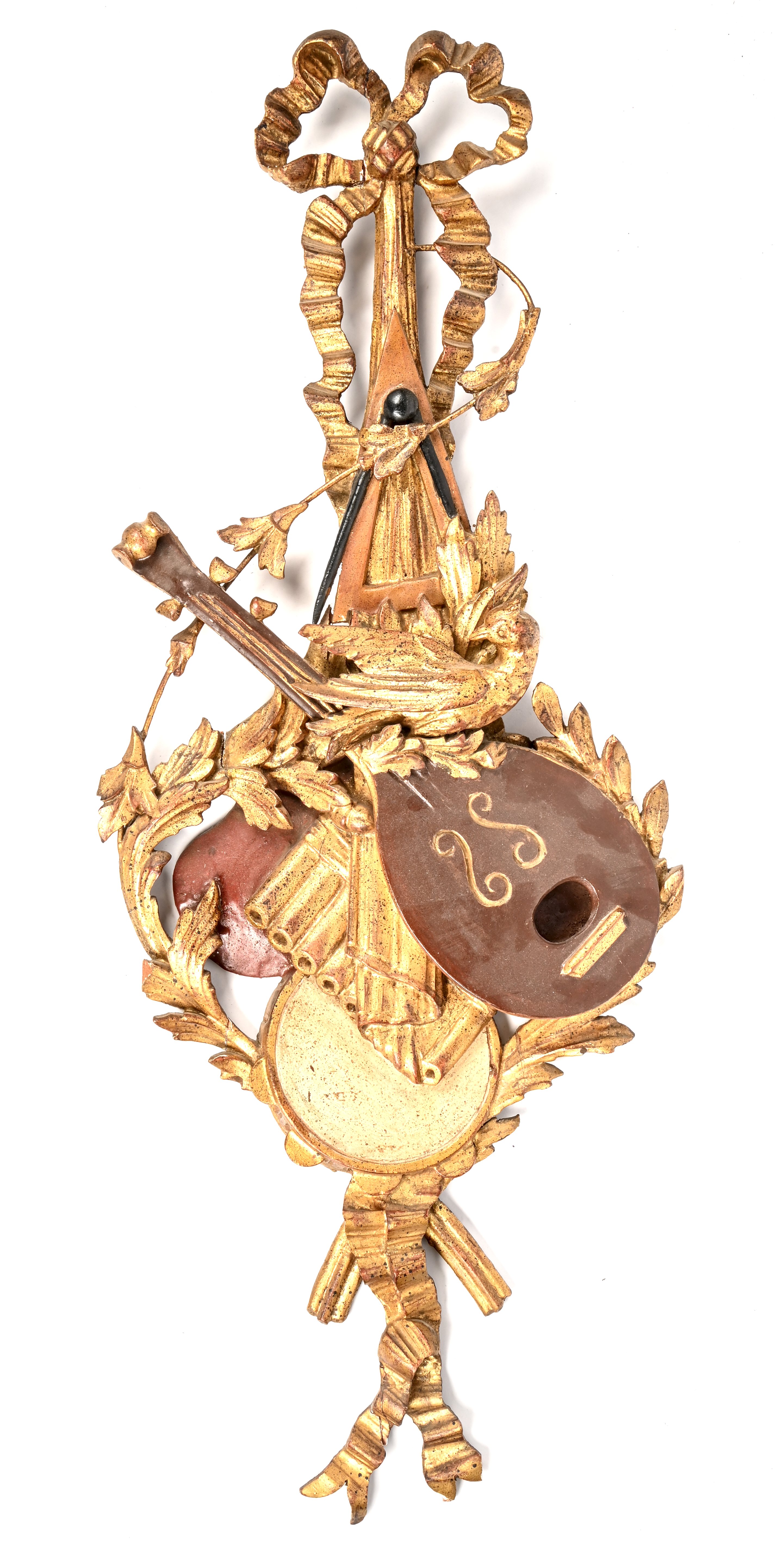 Een vergulde houten wandversiering in Lodewijk XVI-stijl met een allegorie op de muziek. XIXdeeeuw Een vergulde houten wandversiering in Lodewijk XVI-stijl met een allegorie op de muziek. XIXdeeeuw.