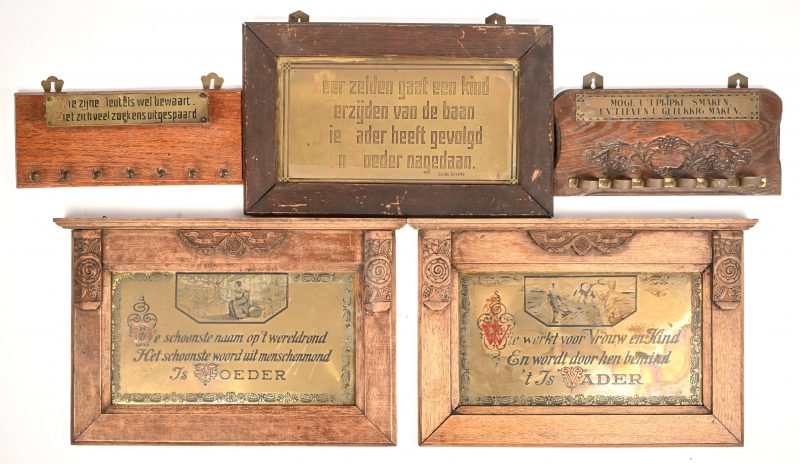 Een lot van 5 huisspreuken op koperen plaques en houten kader.
