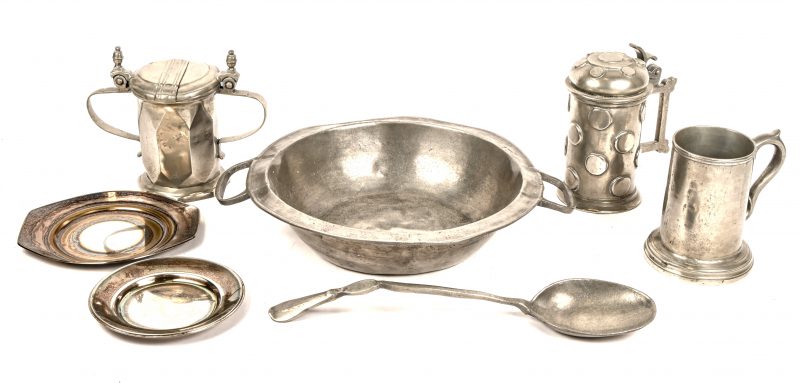 Een lot tin, waarvan 3 bekers gemerkt “Fecit VCM”, en een schaal met lepel. Bijgevoegd 2 verzilverde schaaltjes.