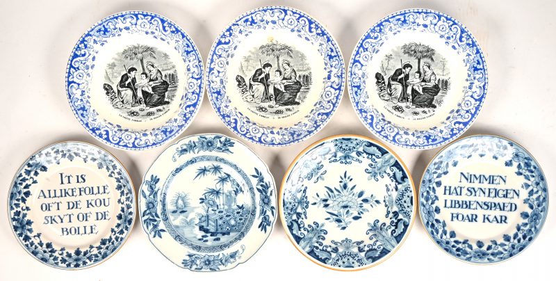 Drie kerstborden van blauw en wit aardewerk met een gedrukte grisaille voorstelling van “La Sainte Famille”. Evenals vier Makkumer borden met spreuken en bloemmotieven. XXe eeuw.