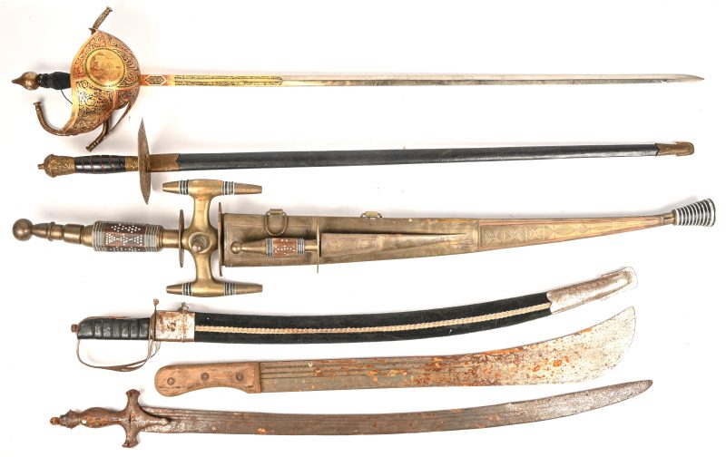 Een lot van 6 sierzwaarden en machete, diverse modellen, types en afmetingen.