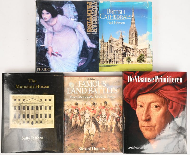 Een lot van 5 kunstboeken: "Famous Land Battles" - Richard Humble; "British Cathedrals" - Paul Johnson; "De Vlaamse Primitieven"; "Victorian Painting" - Lionel Lambourne; "The Mansion House" - Sally Jeffery.
