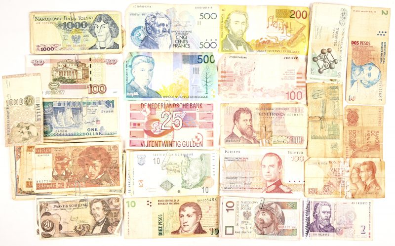 Groot lot bankbiljetten van meerdere landen waaronder; Polen, Argentinië, Zuid-Afrika, Oostenrijk, Rusland, Nederland, Spanje, Frankrijk en anderen.