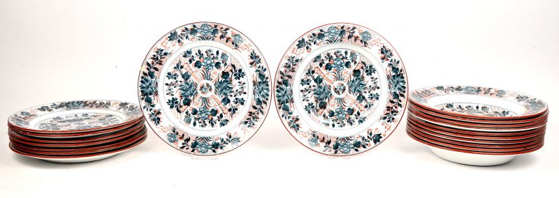 Een lot van 19 borden gemerkt Wedgewood bestaande uit 11 diepe borden en 8 platte borden. Enkele met kleine randschade.