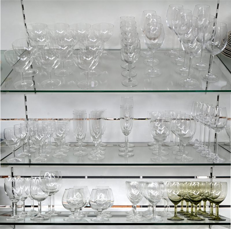Een groot lot verschillende glazen. Waaronder: 13 champagne coupes, 10 fluiten, 53 verschillende kleine en groote wijnglazen, 9 groen gekleurde wijnglazen en 6 cognac glazen.