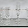 Een groot lot verschillende glazen. Waaronder: 13 champagne coupes, 10 fluiten, 53 verschillende kleine en groote wijnglazen, 9 groen gekleurde wijnglazen en 6 cognac glazen.