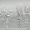 Een groot lot verschillende glazen. Waaronder: 13 champagne coupes, 10 fluiten, 53 verschillende kleine en groote wijnglazen, 9 groen gekleurde wijnglazen en 6 cognac glazen.