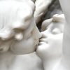“Amor & Psyche” Marmeren sculptuur. Gemerkt Lapini - Firenze. Twee vingers bovenaan ontbreken. Met zwart marmeren sokkel bijgevoegd.