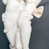 “Amor & Psyche” Marmeren sculptuur. Gemerkt Lapini - Firenze. Twee vingers bovenaan ontbreken. Met zwart marmeren sokkel bijgevoegd.