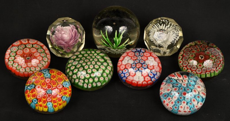 Lot van 9 glazen paper weights.
