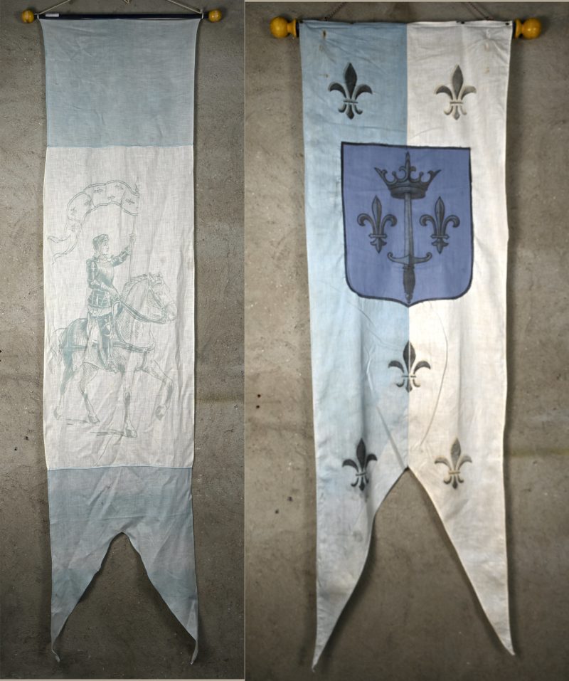 Een lot van 2 vaandels met heraldische symbolen en een ridder te paard