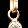 Een 14 kt geelgouden fijne schakelketting met hanger bezet met een fantasie steentje.