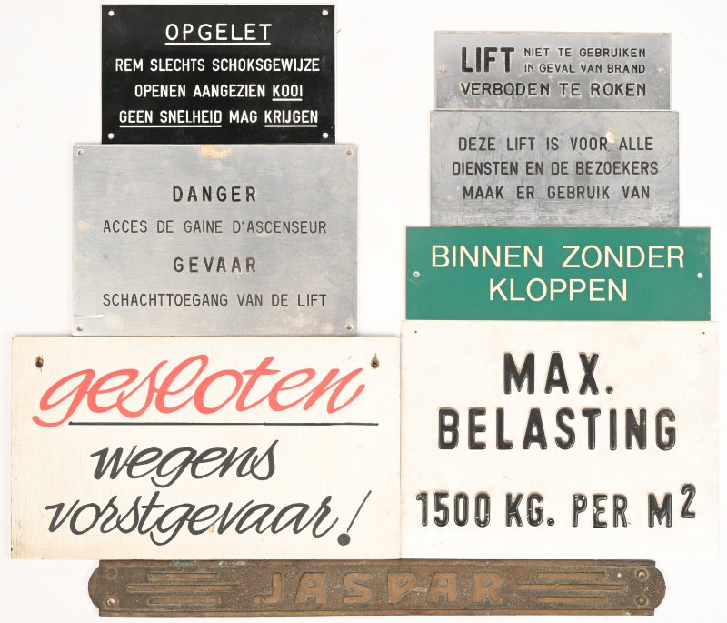 Een lot van vintage signalisatiebordjes, hoofdzakelijk gerelateerd aan liften.