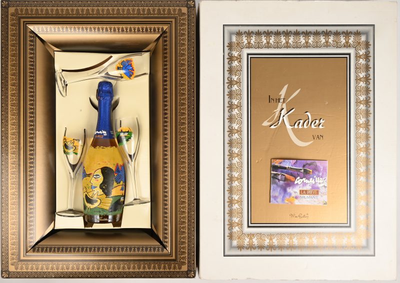 ‘Corneille per La Pieve, Spumante’. Een geschenkset met een volle fles spumanti en drie glazen, gedecoreerd met werk van Corneille.