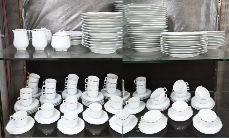 Een 131 delig porseleinen Limoges servies, gemerkt; Lafarge. Bestaande uit 21 grote borden, 13 diepe borden, 9 kleine borden, 10 dessertbordjes, 24 mokkatassen + 28 schoteltjes, 10 koffiekopjes + 12 schoteltjes, 2 suikerpotten en 2 melkkannetjes. Toegevoegd; 2 diepe borden en 2 dessertbordjes met schade.