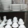 Een 131 delig porseleinen Limoges servies, gemerkt; Lafarge. Bestaande uit 21 grote borden, 13 diepe borden, 9 kleine borden, 10 dessertbordjes, 24 mokkatassen + 28 schoteltjes, 10 koffiekopjes + 12 schoteltjes, 2 suikerpotten en 2 melkkannetjes. Toegevoegd; 2 diepe borden en 2 dessertbordjes met schade.