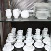 Een 131 delig porseleinen Limoges servies, gemerkt; Lafarge. Bestaande uit 21 grote borden, 13 diepe borden, 9 kleine borden, 10 dessertbordjes, 24 mokkatassen + 28 schoteltjes, 10 koffiekopjes + 12 schoteltjes, 2 suikerpotten en 2 melkkannetjes. Toegevoegd; 2 diepe borden en 2 dessertbordjes met schade.