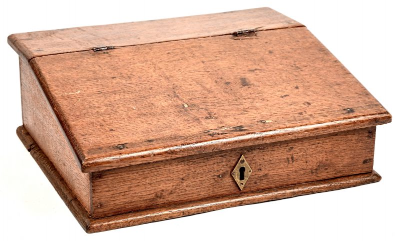 Een sobere eikenhouten scribaan met aan de zijkant een smalle lade voor schrijfstokken.