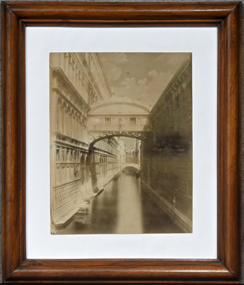Een 19e eeuwse zilvergelatine druk van de ‘Brug der Zuchten’, Venetië.