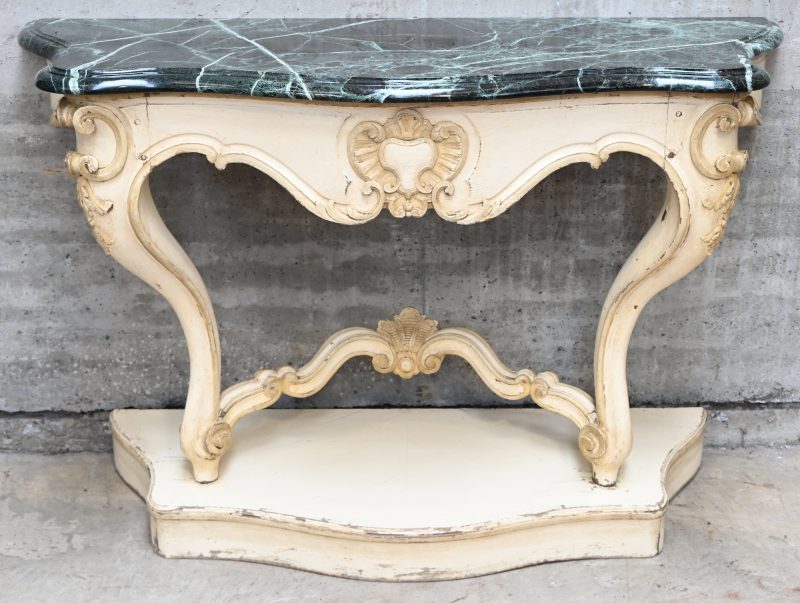 Een antieke Franse wandconsole met groen marmeren blad. Het onderstel is van ecru beschilderd hout met een mooie ouderdomspatina.