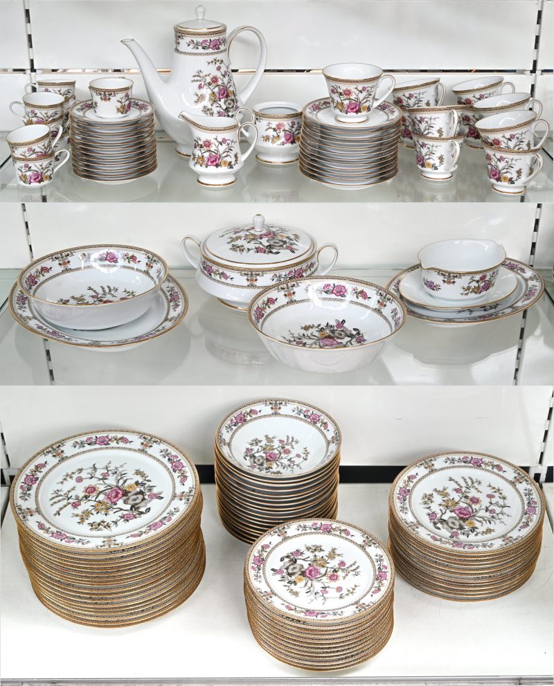 Een Noritake porseleinen eetservies waaronder: 18 soepborden, 18 platte borden een soepterrine, twee schotels, twee kommen en een sauskom. Een koffieservies waaronder: koffie, suiker zonder deksel en melkpot, 12 grote en 12 kleine koppen met schoteltjes en 12 grote en 12 kleine dessertborden Japan, asian dream.