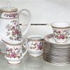 Een Noritake porseleinen eetservies waaronder: 18 soepborden, 18 platte borden een soepterrine, twee schotels, twee kommen en een sauskom. Een koffieservies waaronder: koffie, suiker zonder deksel en melkpot, 12 grote en 12 kleine koppen met schoteltjes en 12 grote en 12 kleine dessertborden Japan, asian dream.