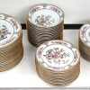 Een Noritake porseleinen eetservies waaronder: 18 soepborden, 18 platte borden een soepterrine, twee schotels, twee kommen en een sauskom. Een koffieservies waaronder: koffie, suiker zonder deksel en melkpot, 12 grote en 12 kleine koppen met schoteltjes en 12 grote en 12 kleine dessertborden Japan, asian dream.