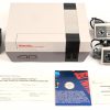 Een originele NES (Nintendo Entertainment System) Eerste editie PAL (Benelux) volledig, in originele verpakking en in nieuwstaat. Model: NESE-001 HOL PE4271716.