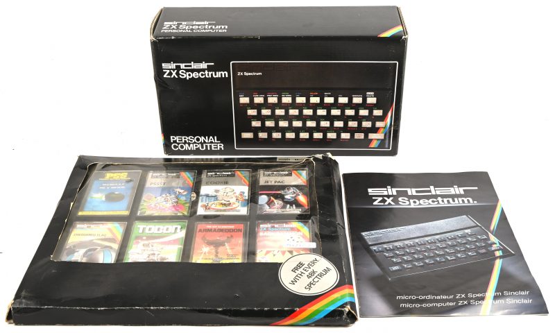 Een Sinclair ZX Spectrum personal computer, 48k in origele doos en verpakking, in nieuwstaat, met de bijgevoegde set van 8 games op cassette (doos van de cassettes in mindere staat).