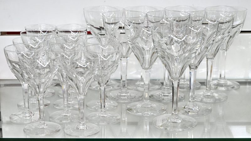 Een lot van 12 kleine en 10 grote geslepen glazen, van kleurloos VSL kristal. Niet gemerkt.