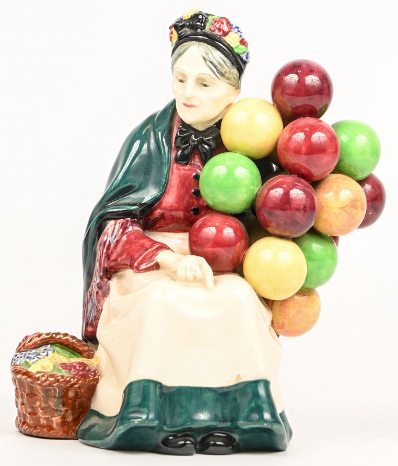 ‘The Old Balloon Seller’, een beeldje in meerkleurig porselein, gemerkt ‘Royal Doulton’ en genummerd HN1315.