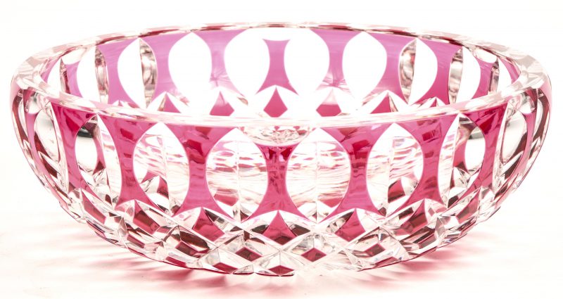Een schaal, Val Saint Lambert in roze en kleurloos kristal, gemerkt Val St Lambert M. De schaal heeft een barstje aan de binnenrand.