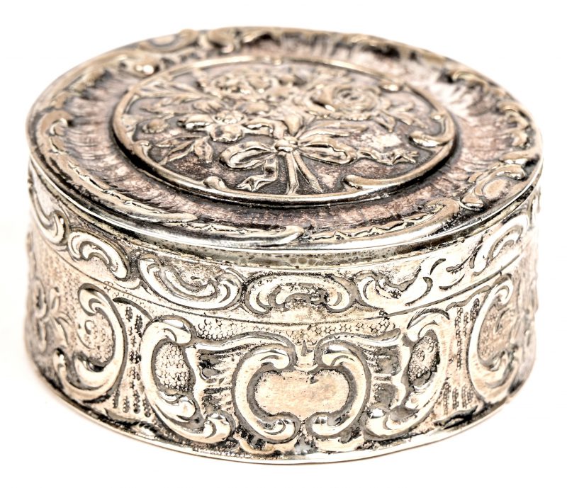 Een zilveren pillendoosje met een decor van rozen. Gemerkt; 800. Met een nettogewicht van 55 gram.