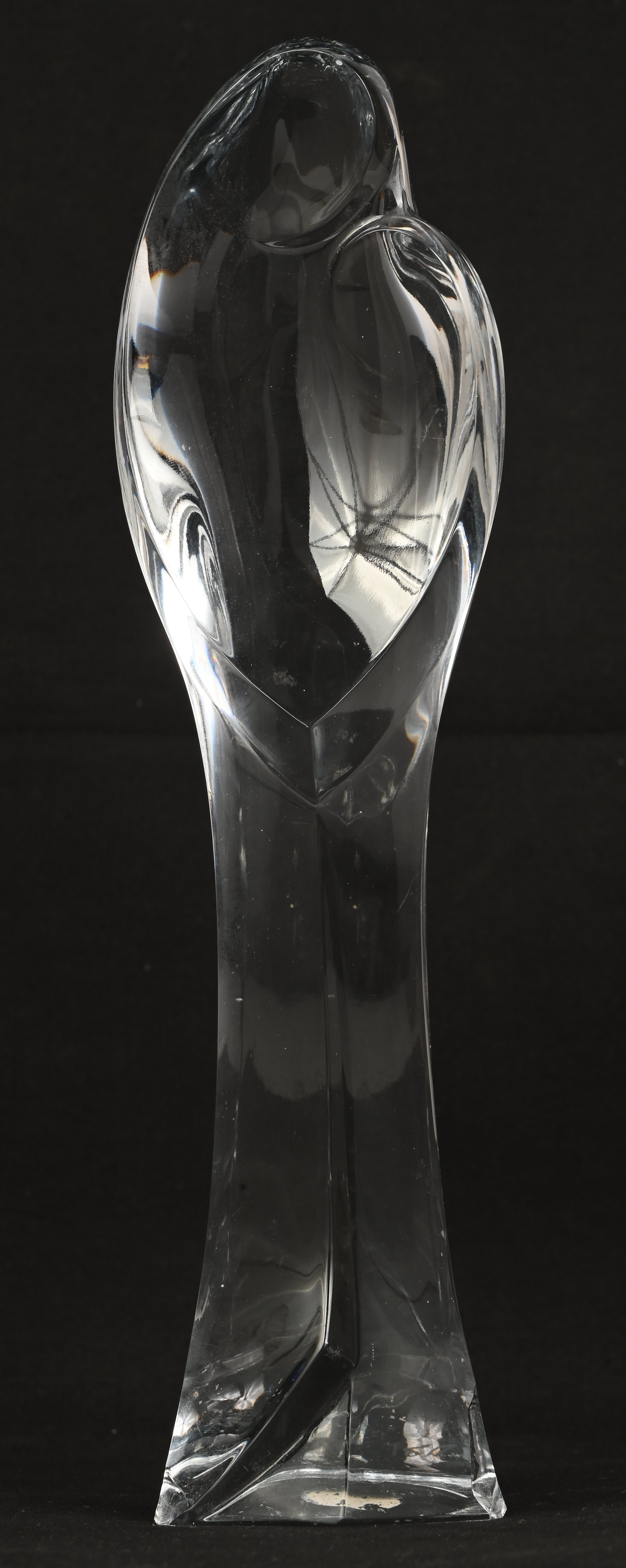 “Madonna met kind”, een kristallen beeld gemerkt VSL, met schilferschade “Madonna met kind”, een kristallen beeld gemerkt VSL, met schilferschade.