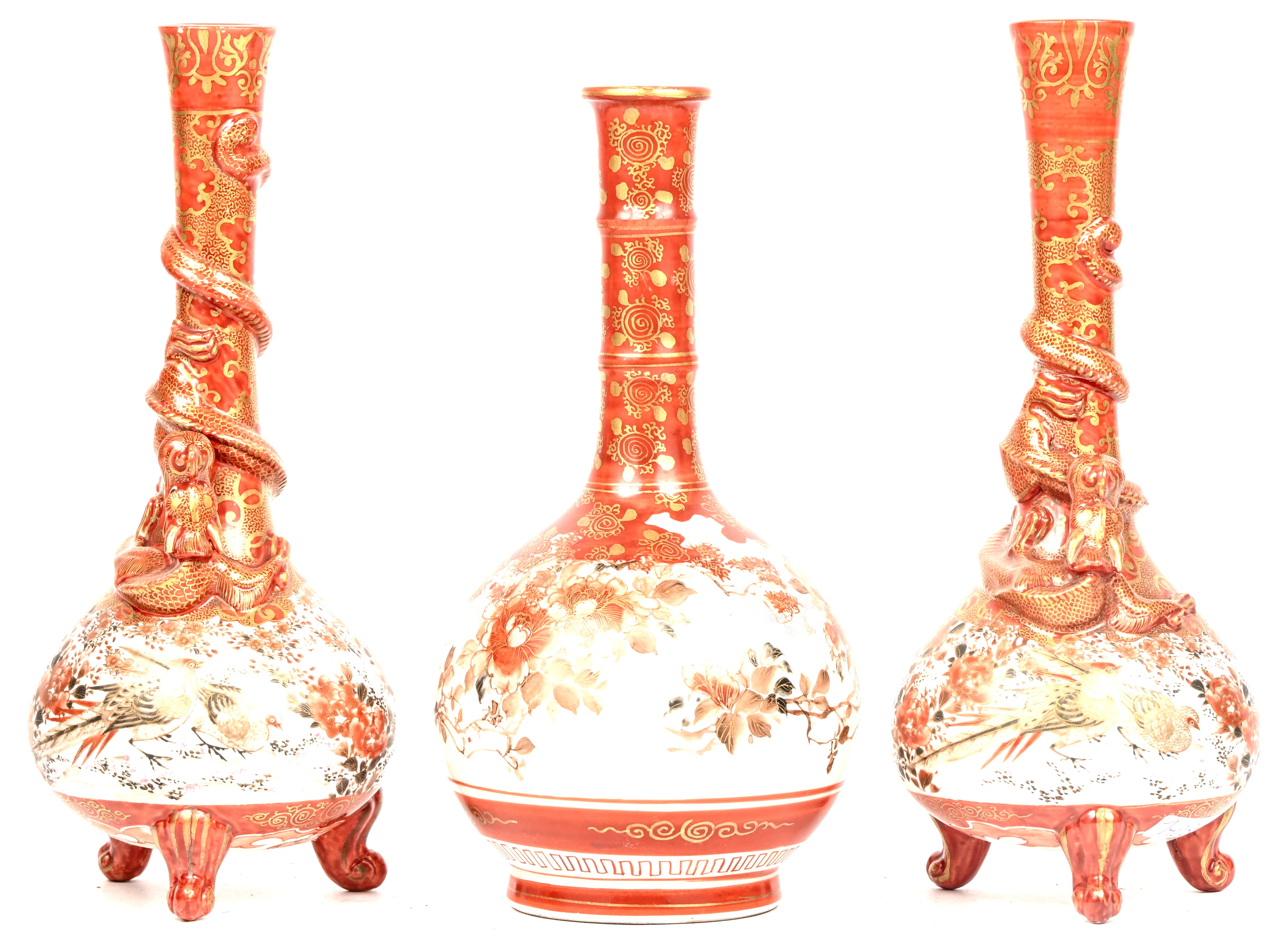 Drie Japans porseleinen vaasjes, onderaan gemerkt, één met haarlijntjes Drie Japans porseleinen vaasjes, onderaan gemerkt, één met haarlijntjes.