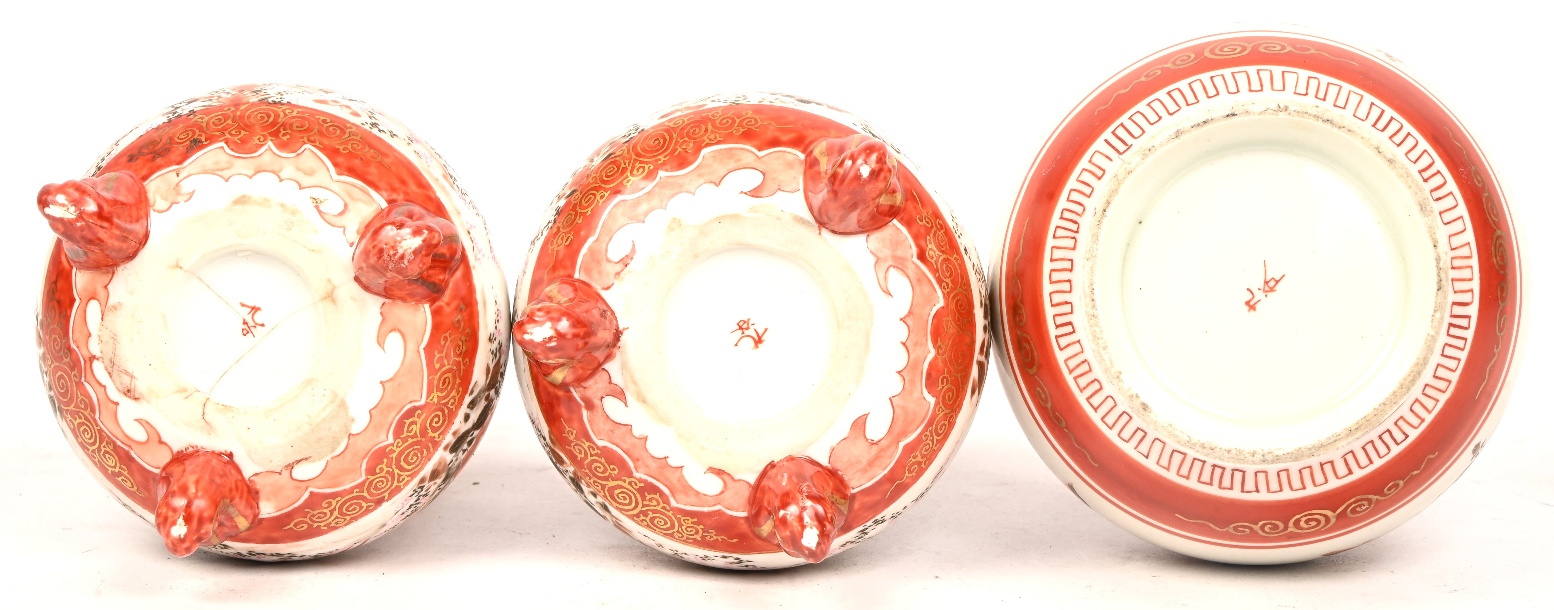 Drie Japans porseleinen vaasjes, onderaan gemerkt, één met haarlijntjes Drie Japans porseleinen vaasjes, onderaan gemerkt, één met haarlijntjes.