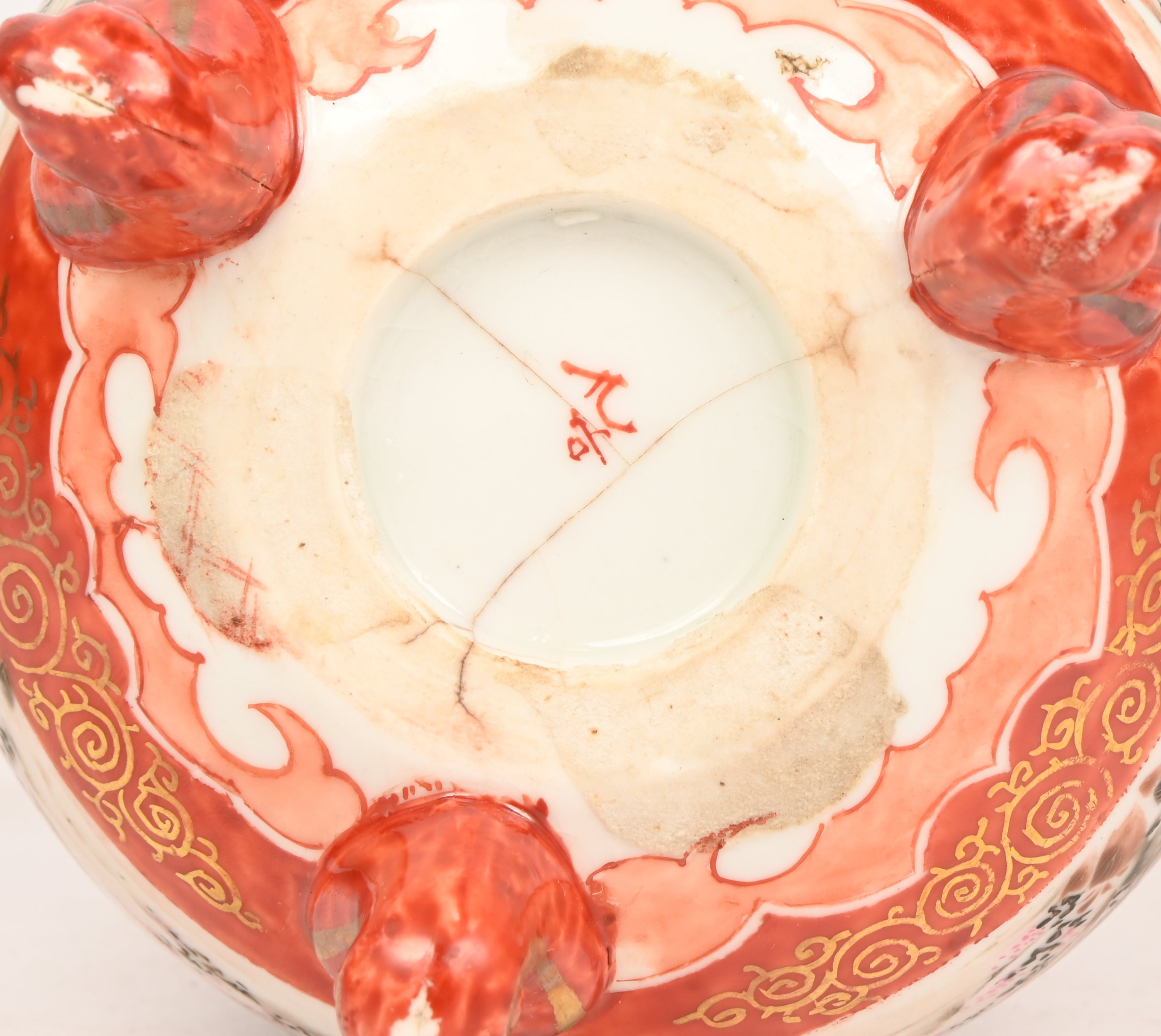 Drie Japans porseleinen vaasjes, onderaan gemerkt, één met haarlijntjes Drie Japans porseleinen vaasjes, onderaan gemerkt, één met haarlijntjes.