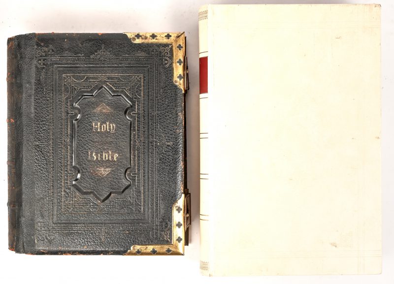 “Holy Bible”, een 19e eeuwse bijbel met lederen kaft en koperen sluiting/hoeken. Toegevoegd Alle de Werken van Flavius Josephus.