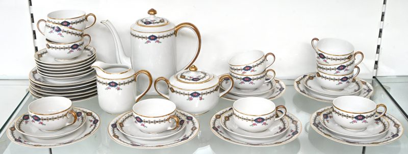Een 12 delig Limoges dessertservies, porselein met goudkleurige accenten. Gemerkt; Raynaud & Co., Dupont-Fourdrigniers, Anvers.
