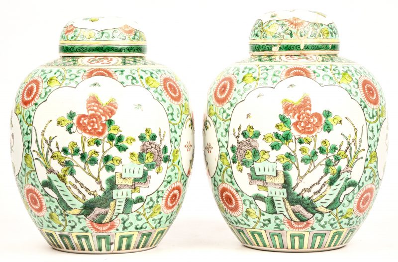 Een paar gemberpotten van polychroom Chinees porselein, famille verte. 1 van de deksels is meermaals gelijmd. Onderaan gestempeld; MADE IN CHINA.