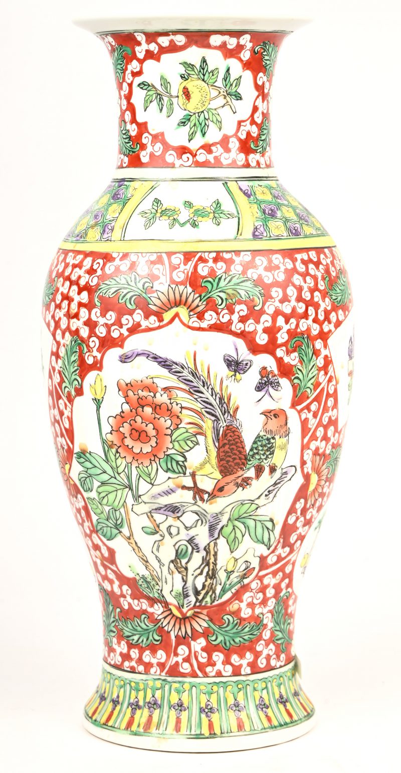 Een polychrome Chinees porseleinen vaas met vogeldecor.